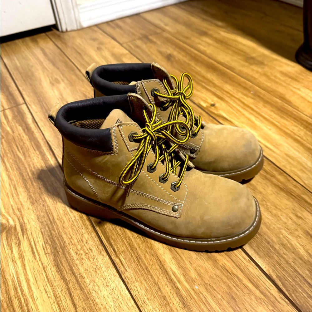 Basswood brand boys boots size 4